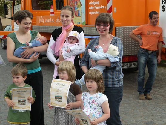 3 Paten, 3 Neugeborene, 3 stolze Mütter (Foto: Angelo Glashagel) 3 Paten, 3 Neugeborene, 3 stolze Mütter (Foto: Angelo Glashagel)