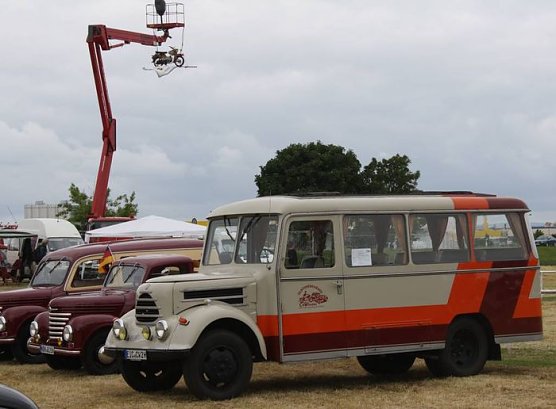 Oldtimer auf dem Scheunenhof (Foto: privat)