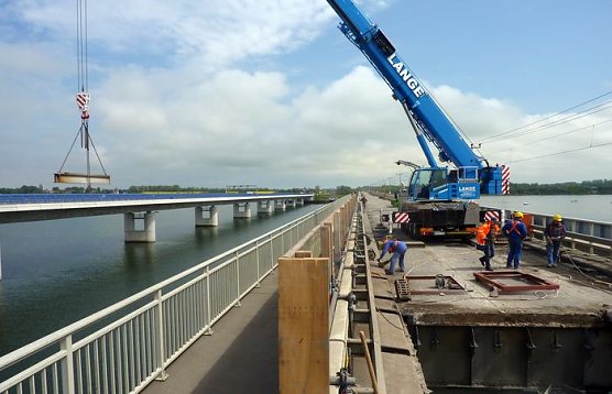 Arbeiten zwischen R&uuml;gen und dem Festland (Foto: SBN)