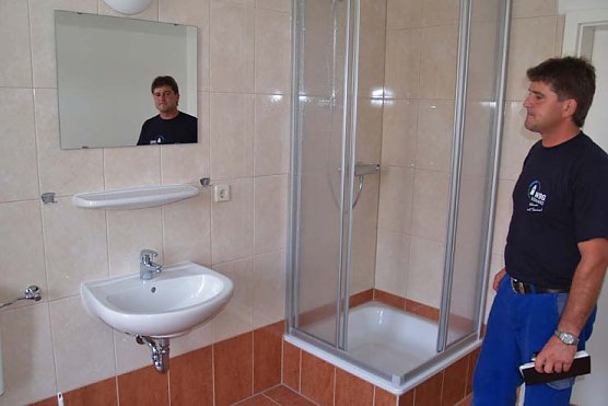 Ren&eacute; Paetzold pr&auml;sentiert eine modernes Bad (Foto: wbg)