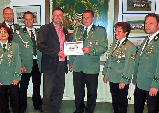 &Uuml;bergeben (Foto: E. Kagelmacher)