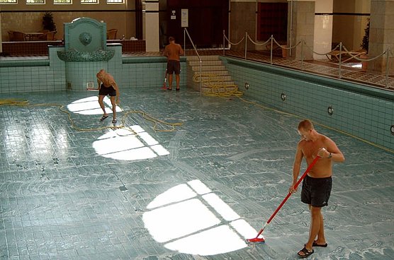 Saubermachen (Foto: Badehaus)