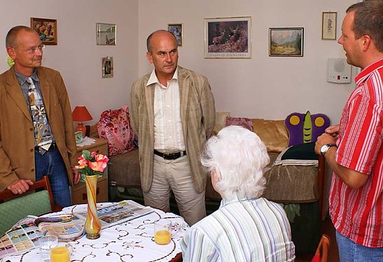 Grund (Mitte) h&ouml;rt zu (Foto: JSW)