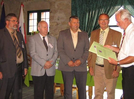 Urkunden &uuml;berreicht (Foto: privat)