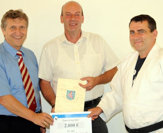 Bescheid &uuml;bergeben (Foto: Marcel Schneider)