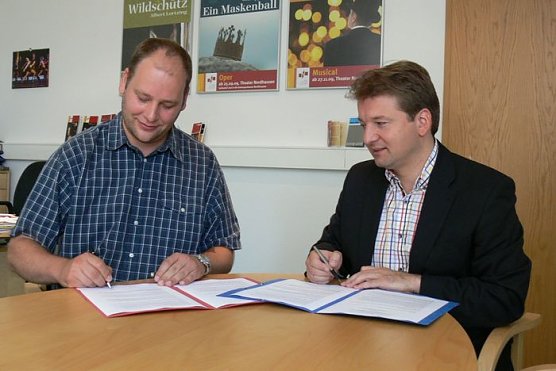 Unterschrieben (Foto: B. Susemihl) Unterschrieben (Foto: B. Susemihl)