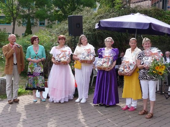 Herr Weigel vom Jugendsozialwerk gratuliert den Bereichsleiterinnen des Seniorenzentrums Salza (Foto: Angelo Glashagel)