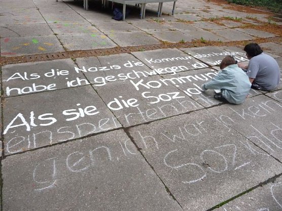 Die Kinder des KILA legen das Zitat sorgfältig an (Foto: Angelo Glashagel) Die Kinder des KILA legen das Zitat sorgfältig an (Foto: Angelo Glashagel)