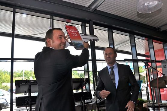 Schl&uuml;ssel &uuml;bergeben (Foto: S. G&auml;mkow)