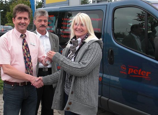 Fahrzeuge &uuml;bergeben (Foto: KSB)