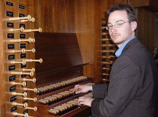 Kremzow an der Orgel von St. Blasii (Foto: nnz)