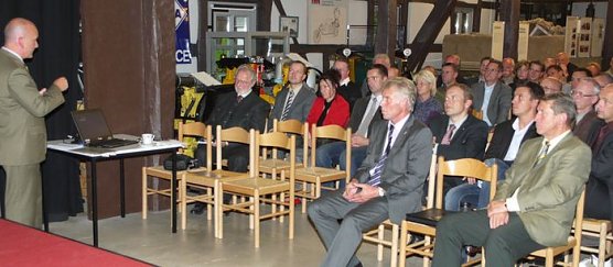 Politik verteidigt (Foto: NUV)