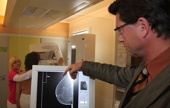 Untersuchung im Mobil (Foto: J. Piper) Untersuchung im Mobil (Foto: J. Piper)