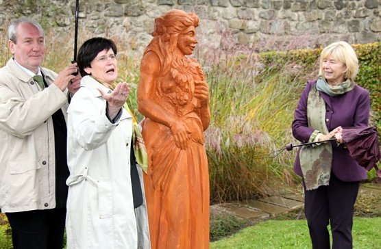 Enthüllt (Foto: J. Piper) Enthüllt (Foto: J. Piper)