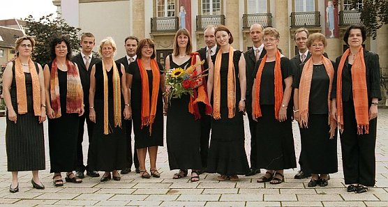 Cantamus vor dem Theater (Foto: nnz)