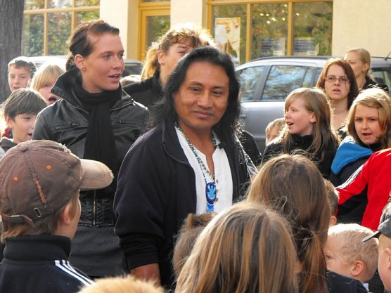 Abadio Green Stocel erklärt den Kindern seine Lebenswelt (Foto: Angelo Glashagel) Abadio Green Stocel erklärt den Kindern seine Lebenswelt (Foto: Angelo Glashagel)