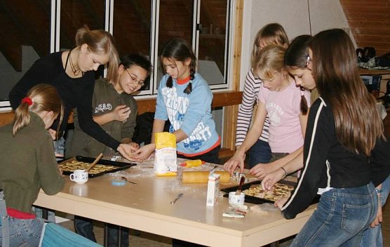 Fleißige Plätzchenbäcker (Foto: D.P.) Fleißige Plätzchenbäcker (Foto: D.P.)