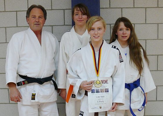 Die Meisterin in der Mitte (Foto: K.V.)