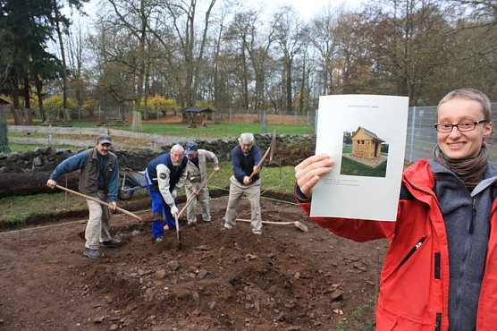 Hütte wird gebaut (Foto: P. Grabe) Hütte wird gebaut (Foto: P. Grabe)