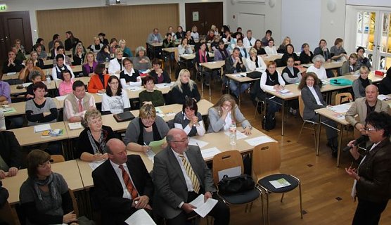 Konferiert (Foto: J. Piper)