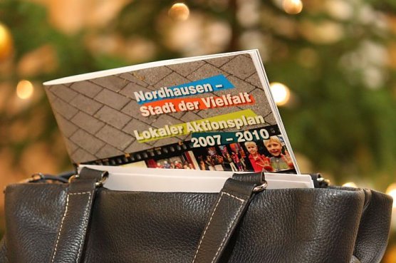 Die Broschüre rund um das "Vielfalt tut gut"- Programm (Foto: Stephanie Knoche) Die Broschüre rund um das "Vielfalt tut gut"- Programm (Foto: Stephanie Knoche)