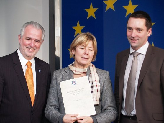 F&ouml;rdermittel&uuml;bergabe (Foto: nnz)