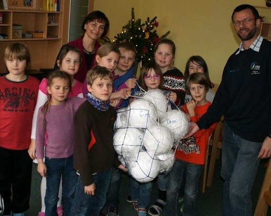 B&auml;lle &uuml;bergeben (Foto: WBG)