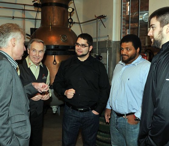 Besuch in der Brennerei (Foto: privat)