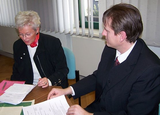 Vertrag wird unterzeichnet (Foto: hfk) Vertrag wird unterzeichnet (Foto: hfk)