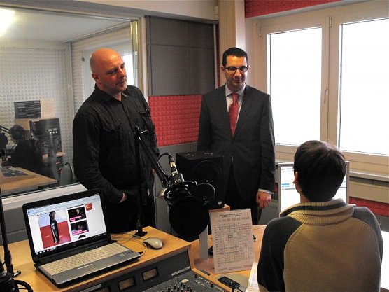 Zimmermann (rechts) besichtigt die Studios des OKN (Foto: Peter Jentsch) Zimmermann (rechts) besichtigt die Studios des OKN (Foto: Peter Jentsch)