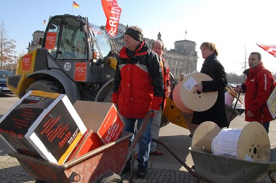 Unterschriften übergeben (Foto: IG Bau) Unterschriften übergeben (Foto: IG Bau)