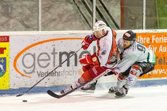 Bild: Kapit&auml;n Erikk Pipp im Zweikampf um den Puck