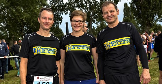 Bild: Gl&uuml;ckliche Gesichter nach einer erfolgreichen Teilnahme am Scheunenhof. Eine im Sprintwettbewerb 2015 gestartete Staffel im Ziel.