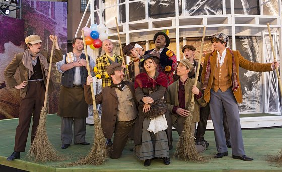 Bild: Katharina Boschmann (Eliza Doolittle), Ensemble
