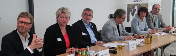 Bild: Blick auf das Podium mit Kandidaten und Moderator