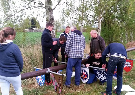 Bild: Letzte Vorbereitungen auf das Maibaumsetzen
