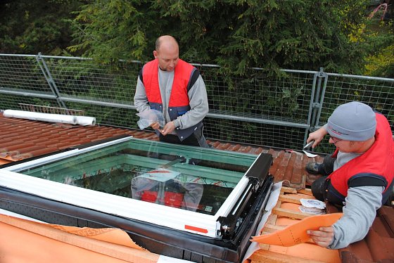Bild: Ob normales Dachfenster oder funkgesteuertes Hightech-Fenster: Die Kosten f&uuml;r den Einbau durch den Dachdecker-Fachbetrieb sind wesentlich geringer als die Kosten zur Sanierung von Bausch&auml;den durch unqualifiziertes Do-it-Yourself.