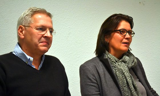 Bild: Der scheidende Vorstandschef und die neue Vorstandsvorsitzende im Pressegespr&auml;ch
