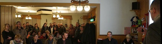 Bild: Blick auf einen Teil der Zuh&ouml;rer in der Obergrasm&uuml;hle
