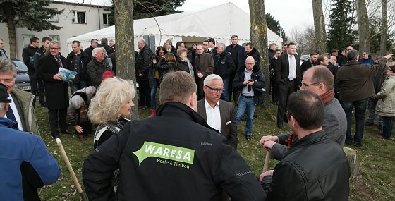 Bild: G&auml;ste beim Spatenstich
