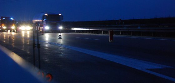 Bild: Wenn es abends oder am Wochenende auf der A 38 kracht oder "nur" Kraftstoff oder &Ouml;l die Fahrbahn verunreinigen, ist es f&uuml;r Polizei, Feuerwehr, Stra&szlig;en- und zuweilen Rettungsdienst vorbei mit Erholung.