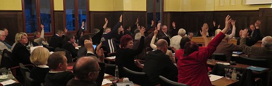 Bild: Diesen Kreistagsmitgliedern ist das Sparen v&ouml;llig egal: Parteiinteresse, koste es, was es wolle. In diesem Fall mal locker 100.000 Euro mehr.