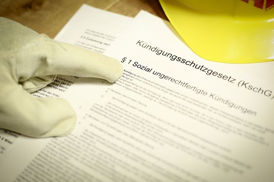 Bild: Hei&szlig; begehrt bei Scherereien im Job: Die Rechtsberatung der IG BAU Nordth&uuml;ringen hilft, wenn es Streit mit dem Chef gibt.