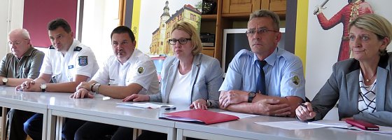 Bild: Der Krisenstab beim Pressegespr&auml;ch