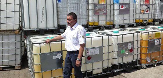 Bild: Gerd Jung vor einem Teil der Wasserbeh&auml;lter