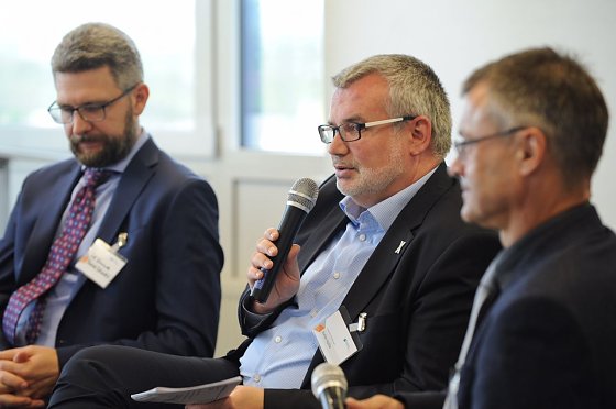 Bild: Diskussion, in der Mitte Stefan N&uuml;&szlig;le