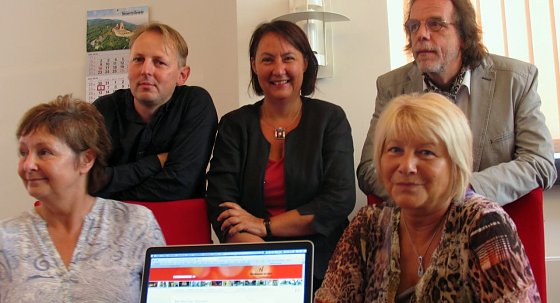 Bild: Vorn: Rosemarie Hilger vom Kulturamt und Hannelore Haase. Hinten: Volker Franke, Susanne Hinsching und J&uuml;rgen Rennebach - jeweils von links