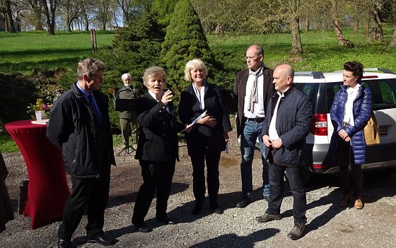 Bild: Gisela Hartmann erl&auml;utert Kulturstaatsministerin Monika Gr&uuml;tters die Arbeiten im Park