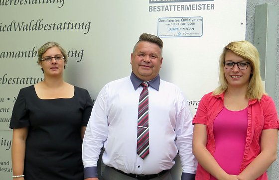 Bild: Von links: Antonie Fr&ouml;hlich-Meier, Bestattermeister Frank Meier und Mitarbeiterin Steffi Kati Jahn.