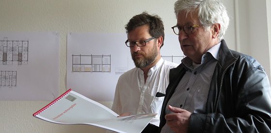Bild: Dr. J&uuml;rgen Wendt (rechts) erl&auml;utert das Bauvorhaben